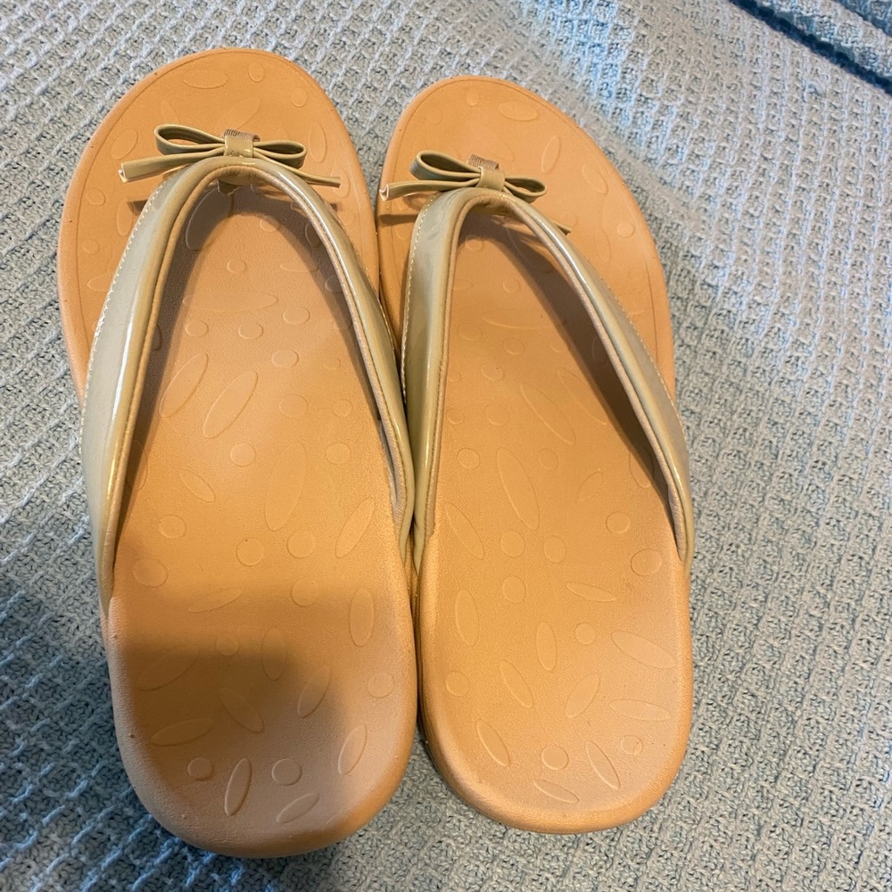 Orthotic flip flops